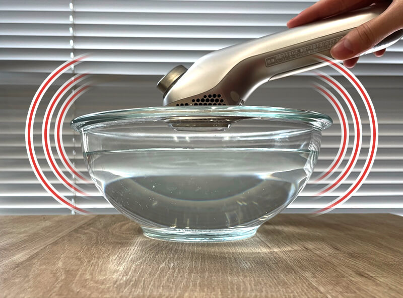 美顔器を水に当てて超音波の振動力をみてみました